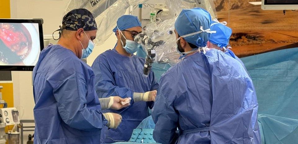 أحد إجراءات جراحة العمود الفقري بالتداخل المحدود والمنظار في عيادات نيورون